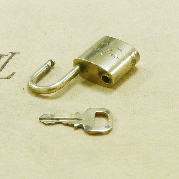 Authentic LOUIS VUITTON LV 10 SET PADLOCK KEY BAG CHARM CADENA GOLD PLATED - Picture 4 of 4